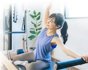 ピラティス中の女性の写真