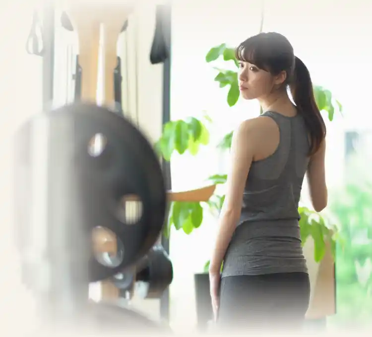 悩んでいる女性の写真